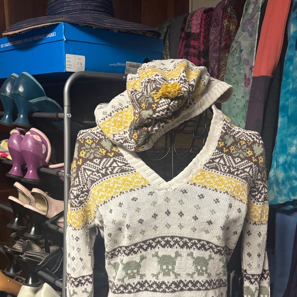 Billabong V-Neck Sweater with Cream, Yellow, and Green Patterns - Picture 3 of 7